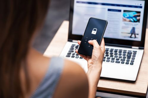 Foto: Frau mit Smartphone