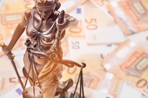 Foto: Justitia und Euro-Scheine